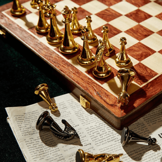 Jeu d'échecs avec plateau de bois naturel avec coffret de rangement