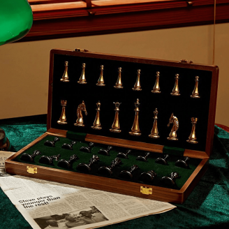 le jeu replié en coffret de rangement de jeu d'echecs