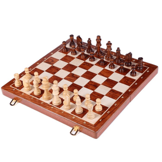 plateau de jeu et pièces des échecs en bois traditionnel
