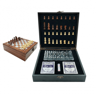 Mallette coffret de jeux ouverte pour voir les 4 jeux en un