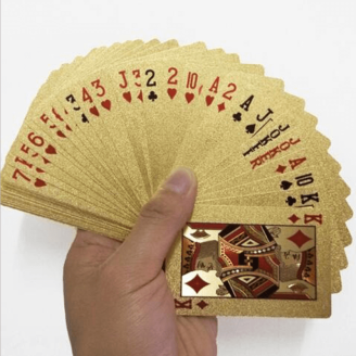 Jeu de cartes dorées, rouges et noires