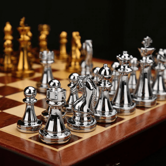 Jeu d'échecs avec plateau de bois naturel